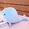 La plus grande baleine en peluche bleu clair pour câlins