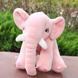 Gros éléphant peluche en bébé
