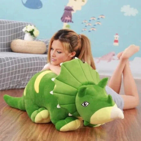 Dinosaure en peluche tricératops