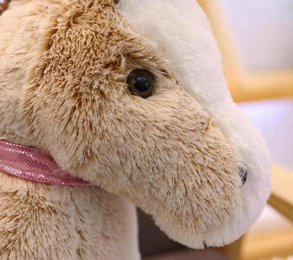Cheval en peluche de grande taille à dorloter