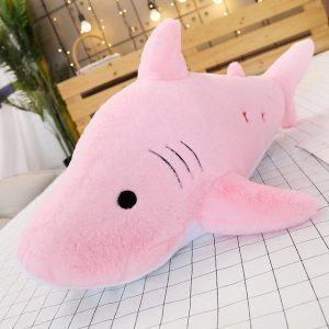 Grand requin en peluche pour petite fille