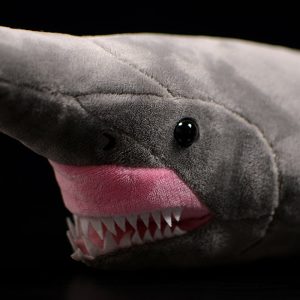 Grosse peluche requin à l’aspect prédateur et féroce
