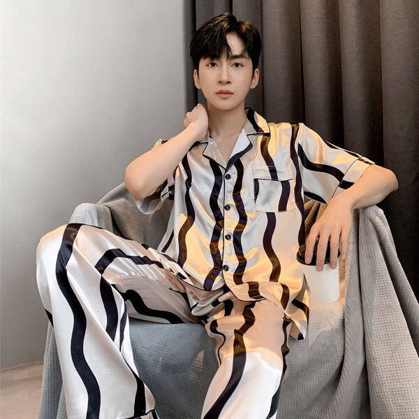 Pyjama D'été Pour Homme En Satin Argenté "Évasion Nocturne"