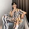 Pyjama D'été Pour Homme En Satin Argenté "Évasion Nocturne"