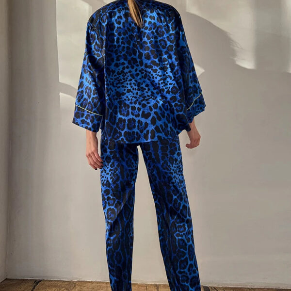 Pyjama En Satin Bleu Imprimé Léopard Pour Femme "Éclat de Soir"