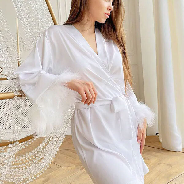 Robe de Chambre Élégante Manches à Fourrures pour Femme "Élégance Matinale"