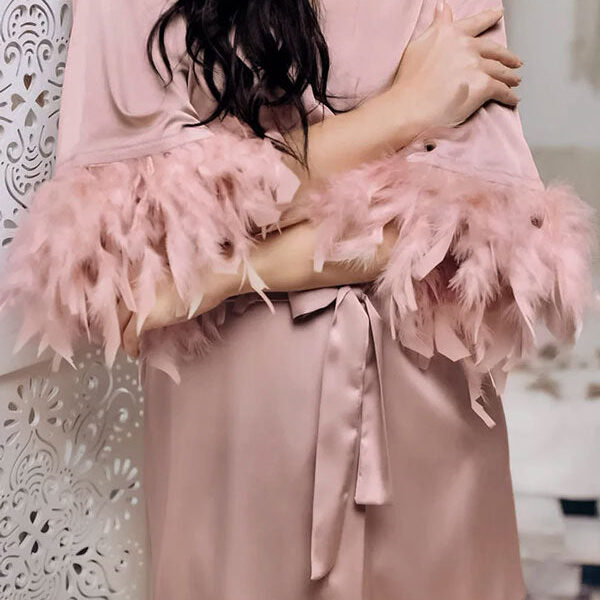 Robe de Chambre Élégante à Plumes Rose Champagne "Flocon de Satin"