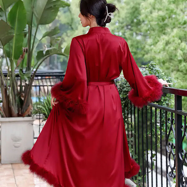 Robe de Chambre Élégante à Fourrures "Éveil de Satin"