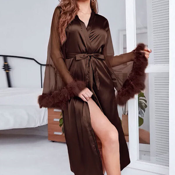 Robe de Chambre Élégante à Fourrures "Brume de Satin"